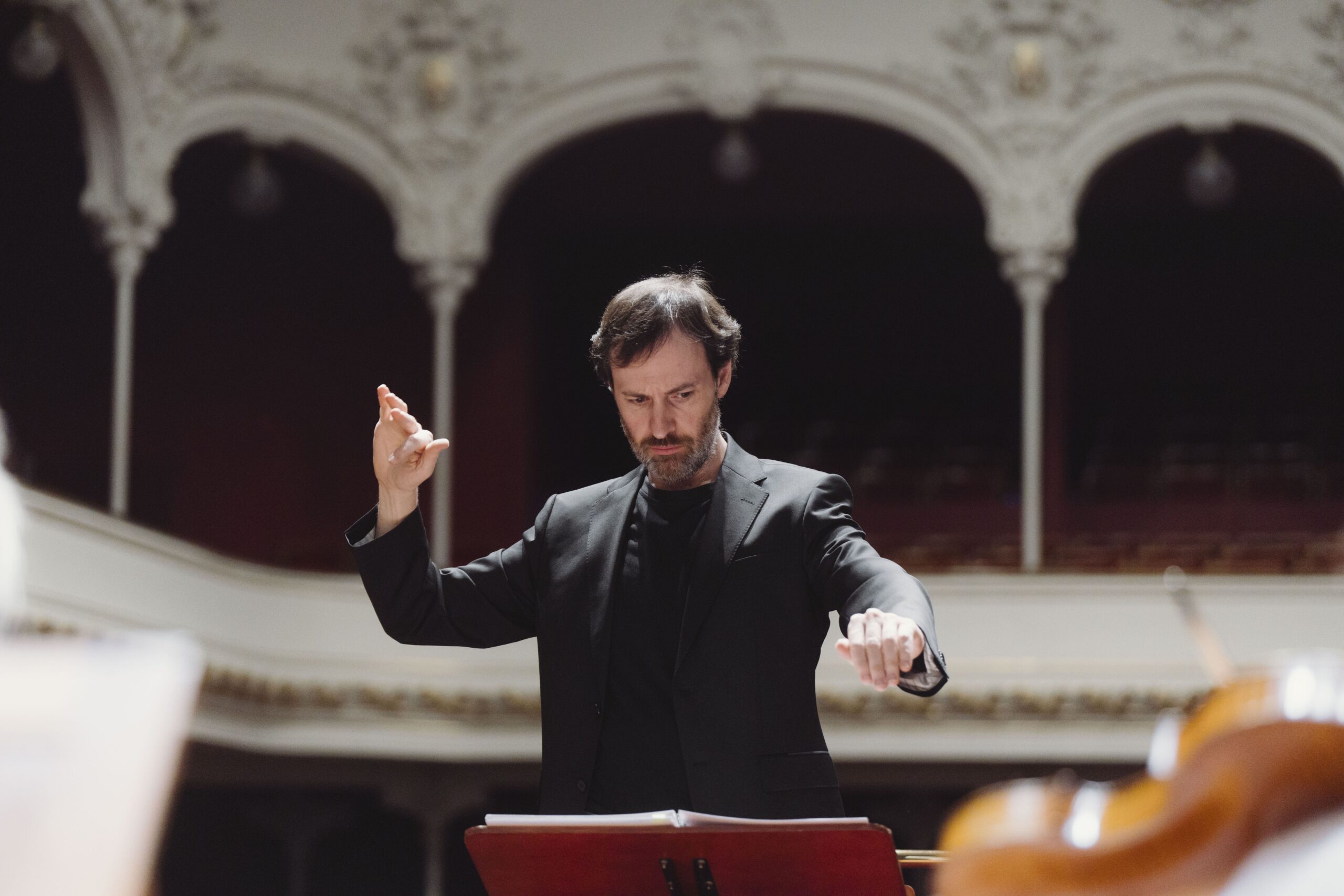 Foto de Josetxu Obregón como director de orquesta