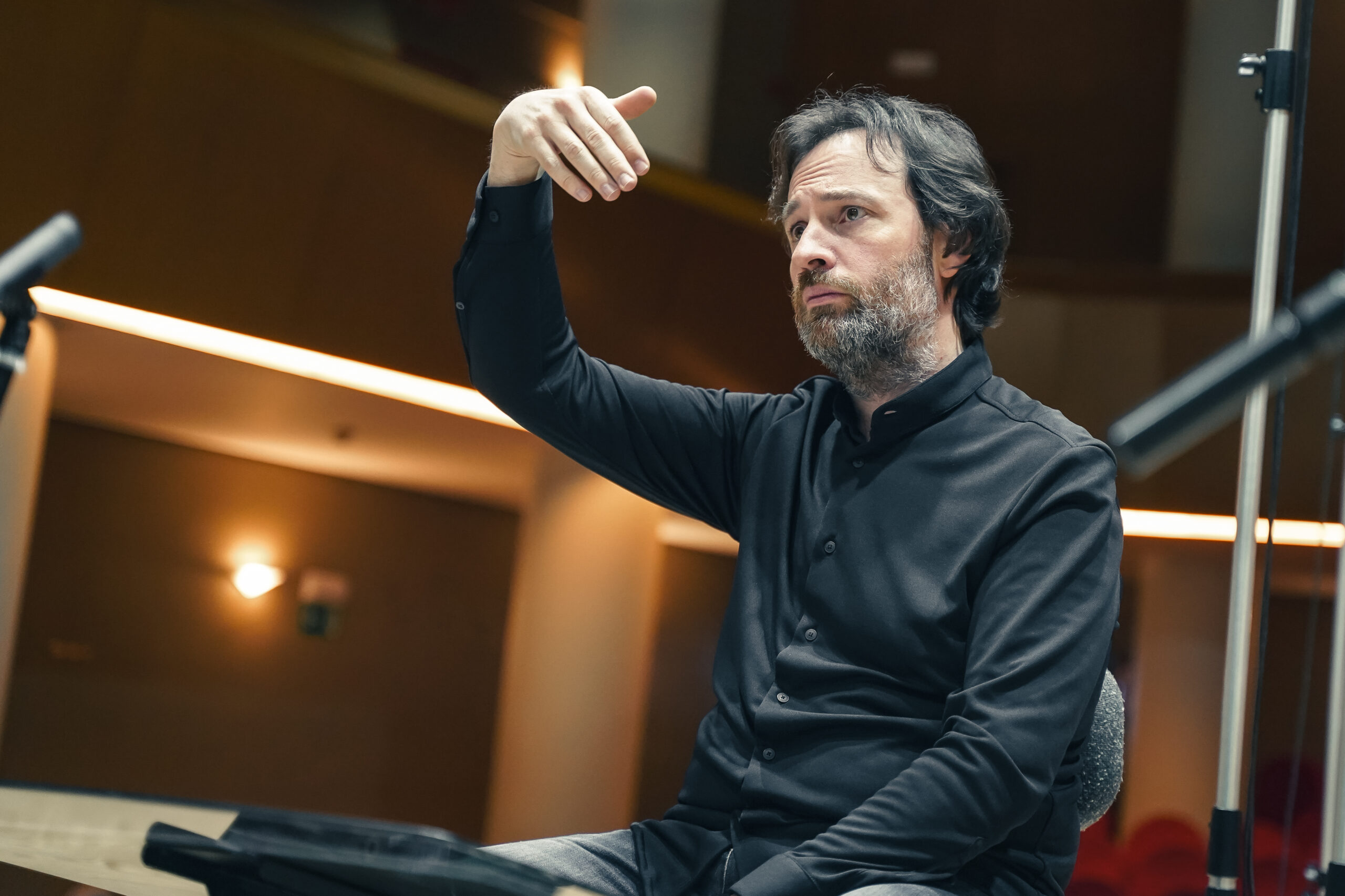 Josetxu Obregón como director de orquesta en los ensayos